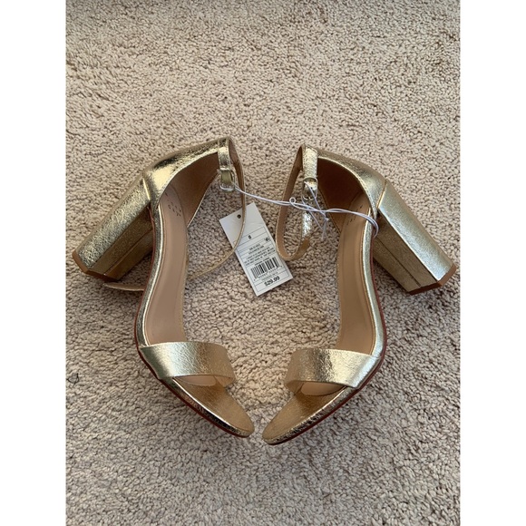 Shoes - NWT Gold Heels
